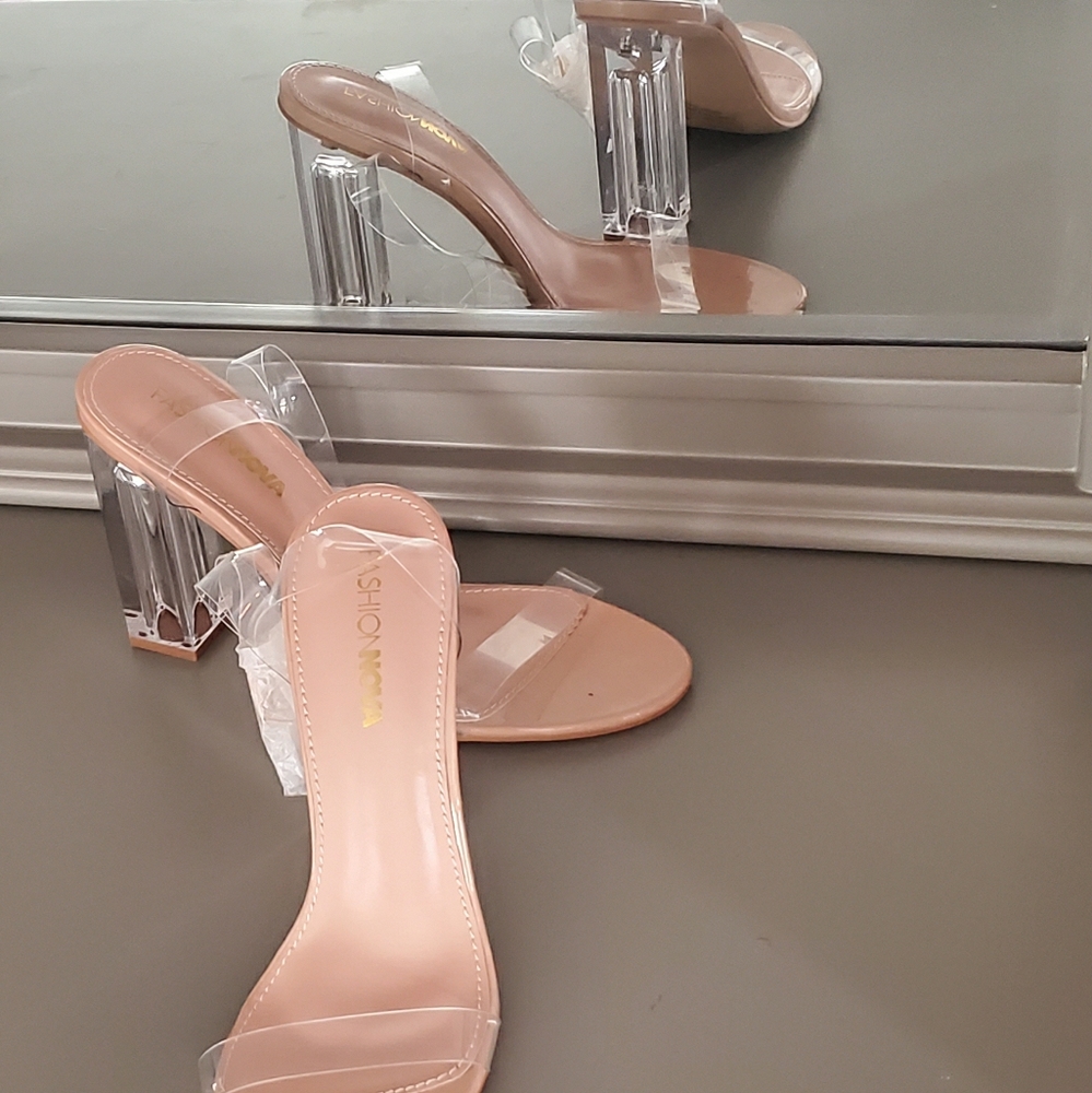 Clear strap sandles